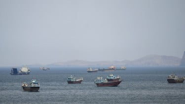 Penampakan Kapal dan Perahu di Selat Hormuz