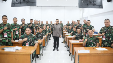 Wamendagri Bima Arya Sugiarto (Tengah)