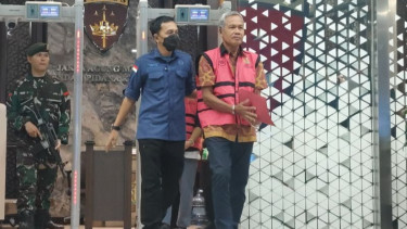 Salah satu tersangka baru dalam kasus dugaan tindak pidana korupsi penyimpangan dan pengelolaan pertambangan PT AKT