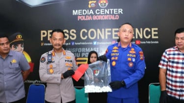 Direktur Polairud Polda Gorontalo Kombespol Devy Firmansyah dan Kabid Humas Kombespol Desmont Harjendro