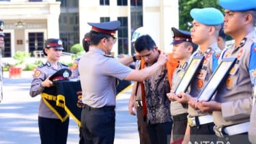 Kapolda Jambi Irjen Pol Krisno H Siregat saat melakukan PTDH empat personelnya
