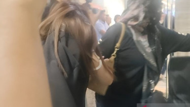 Istri bandar narkoba Erwin Iskandar alias Koko Erwin yang berinisial VVP (kiri)