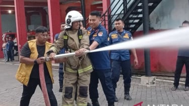 Pelaku "prank" pemadam kebakaran saat menjajal menyemprotkan air tekanan tinggi