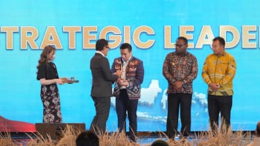 Wali Kota Kupang, Christian Widodo (tengah)