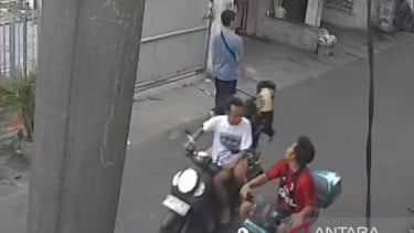 Detik-detik seorang pria menjadi korban penyiraman diduga air keras