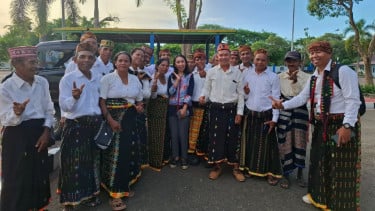 Anggota DPD RI dari NTT Maria Caecilia Stevi Harman (tengah)