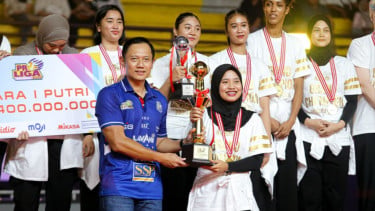 Penyerahan piala Juara 1 Proliga 2026 oleh Menko Infrastruktur dan Pembangunan Kewilayahan, AHY kepada Kapten Tim JPE