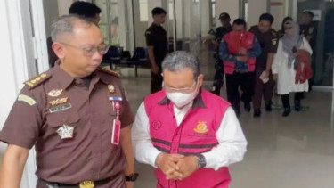 Mantan Kepala Dinas Pendidikan (Kadisdik) Kota Banjarmasin berinisial N (kanan)
