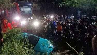 Kecelakaan KRL dan taksi di Ampera, Bekasi Timur