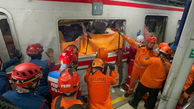 Evakuasi korban KRL ditabrak Kereta Api Jarak Jauh di Bekasi