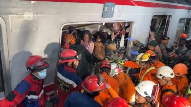 Proses Evakuasi Penumpang KRL saat Insiden Tabrakan Kereta di Bekasi Timur