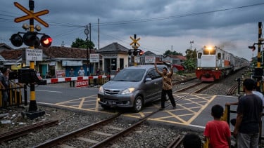 Ilustrasi mobil mogok di perlintasan rel kereta