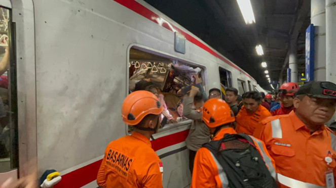 Proses Evakuasi Kecelakaan KRL dengan KA di Bekasi
