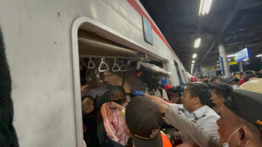 Proses Evakuasi Tabrakan KRL dengan KA di Bekasi