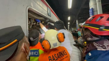 Proses Evakuasi Tabrakan KRL dengan KA di Bekasi