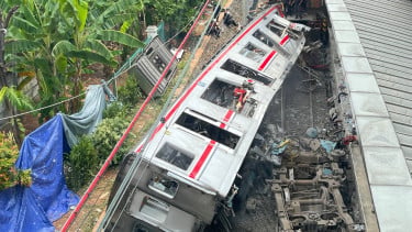 Gerbong KRL yang tertabrak KA Argo Bromo di Stasiun Bekasi Timur