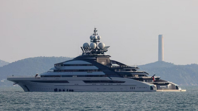 Superyacht milik Taipan Rusia Alexey Mordashov melintasi Selat Hormuz