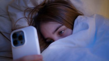 Ilustrasi Main HP Sebelum Tidur