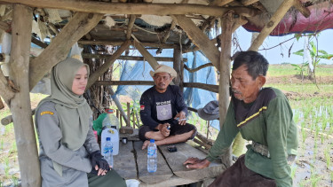 Petani di wilayah Majalengka, Jawa Barat (tengah dan kanan)