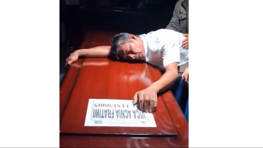 Momen haru ayah korban kecelakaan kereta peluk peti jenazah anaknya