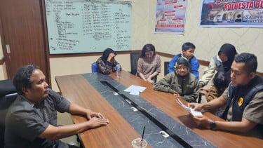 Eks Finalis Putri Indonesia Riau (ketiga kanan)