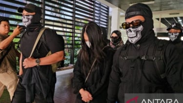 Istri dan kedua anak Koko Edwin dibawa penyidik Bareskrim Polri