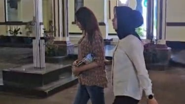 Seorang perempuan berinisial JRF, eks finalis Putri Indonesia Riau jadi tersangka kasus praktik ilegal di bidang kecanti
