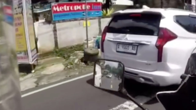 Polisi tilang mobil yang pakai pelat nomor palsu