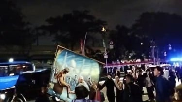 Lukisan karya Denny JA diberkati Paus Fransiskus