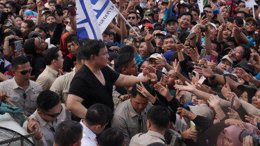 Prabowo Buka Baju Safari di Hadapan Buruh