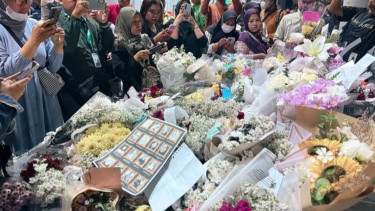 Ratusan buket bunga di Stasiun Bekasi Timur