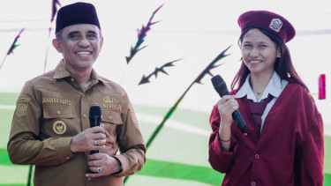 Gubernur Sulawesi Tengah (Sulteng) Anwar Hafid (kiri)