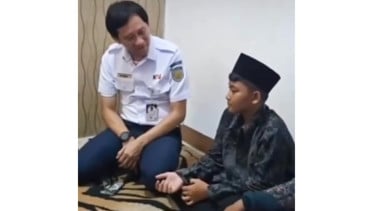 Dirut KAI, Bobby Rasyidin berbincang dengan anak korban kecelakaan kereta