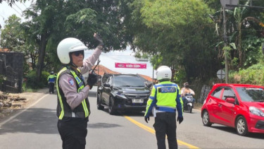 Polisi mengatur lalu lintas di kawasan Lembang, Kabupaten Bandung Barat