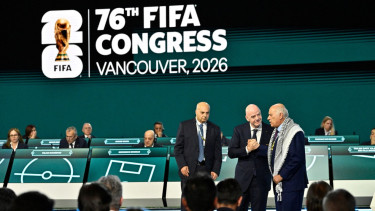 Perwakilan Israel, Basim Sheikh Suliman (kiri), Gianni Infantino (tengah), Perwakilan Palestina, Jibril Rajoub (kanan)