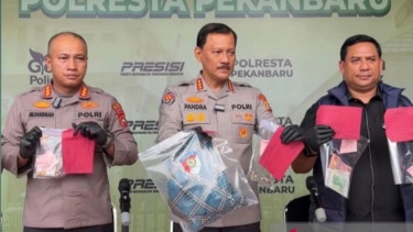 Polda Riau dan Polresta Pekanbaru memperlihatkan barang bukti kasus pembunuhan