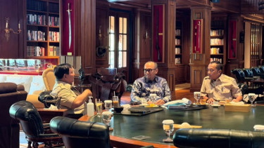 Presiden RI Prabowo Subianto rapat bersama Kepala PPATK Ivan Yustiavandana di Hambalang