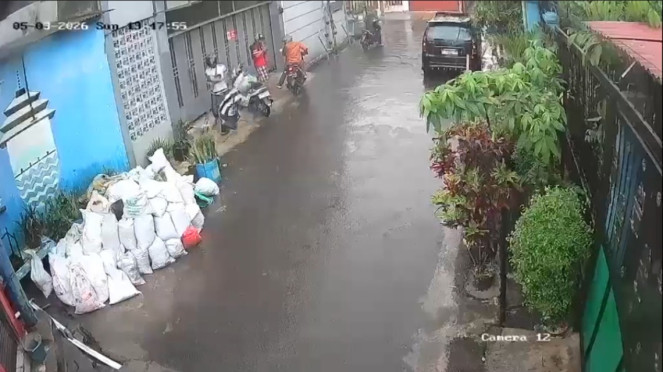 Seorang kurir paket JNE menjadi korban aksi begal saat berteduh dari hujan di Kota Bandung