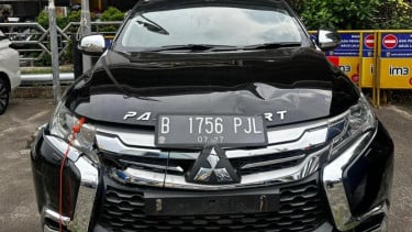 Mobil Mitsubishi Pajero yang menabrak lansia pedagang buah gerobak di Jalan Raya Kalimalang, kawasan Duren Sawit