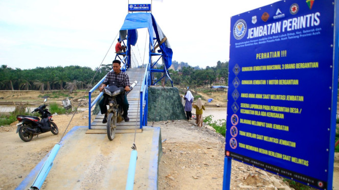 Jembatan gantung di Aceh Tamiang.