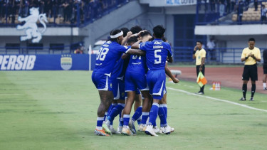 Pemain Persib Bandung merayakan gol