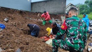 Petugas gabungan bersama warga menemukan jasad pekerja proyek tertimbun longsor di Cianjur