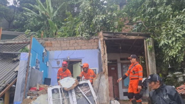 BPBD Kota Bogor mengevakuasi rumah longsor di Kelurahan Ranggamekar, Kecamatan Bogor Selatan