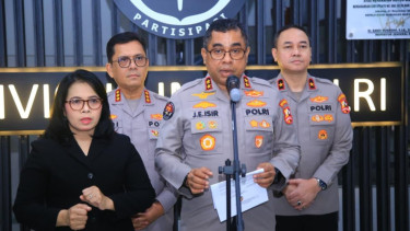 Kadiv Humas Polri, Irjen Pol Jhonny Edison Isir (tengah)