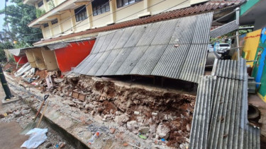 Petugas gabungan menangani tembok roboh di SDN Tebet Barat 08 Pagi, Jakarta