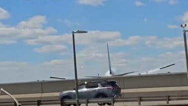 Pesawat United Airlines menabrak tiang lampu dan truk di Bandara Newark, New Jersey AS
