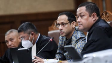 Mantan Mendikburistek Nadiem Makarim bersama pengacaranya di sidang pengadilan kasus Chromebook