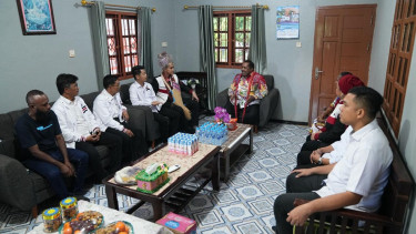 Masyarakat Sorong, Papua Barat Daya, melakukan diskusi bersama Partai Solidaritas Indonesia (PSI)