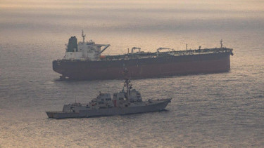 Kapal perang AS perusak rudal berpemandu USS Rafael Peralta memblokade Iran di Selat Hormuz