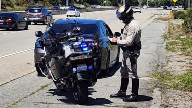 Ilustrasi polisi tilang pengemudi mobil